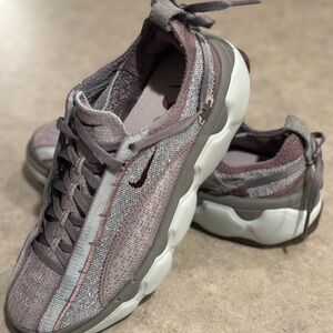 Nike Flyknit Bloom Size 7.5 US